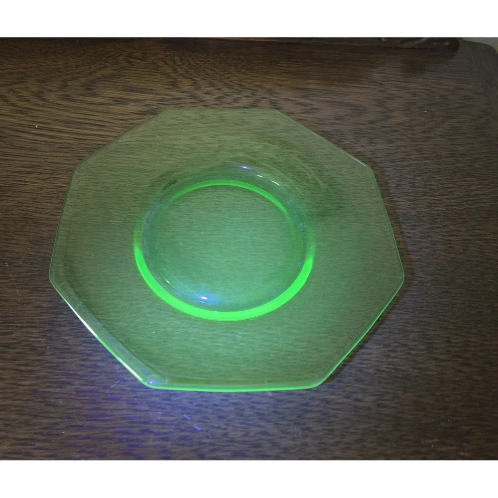 Octagon‎ Shaped Lunch Dinner Plate Green Uranium Vaseline Glow 7.75